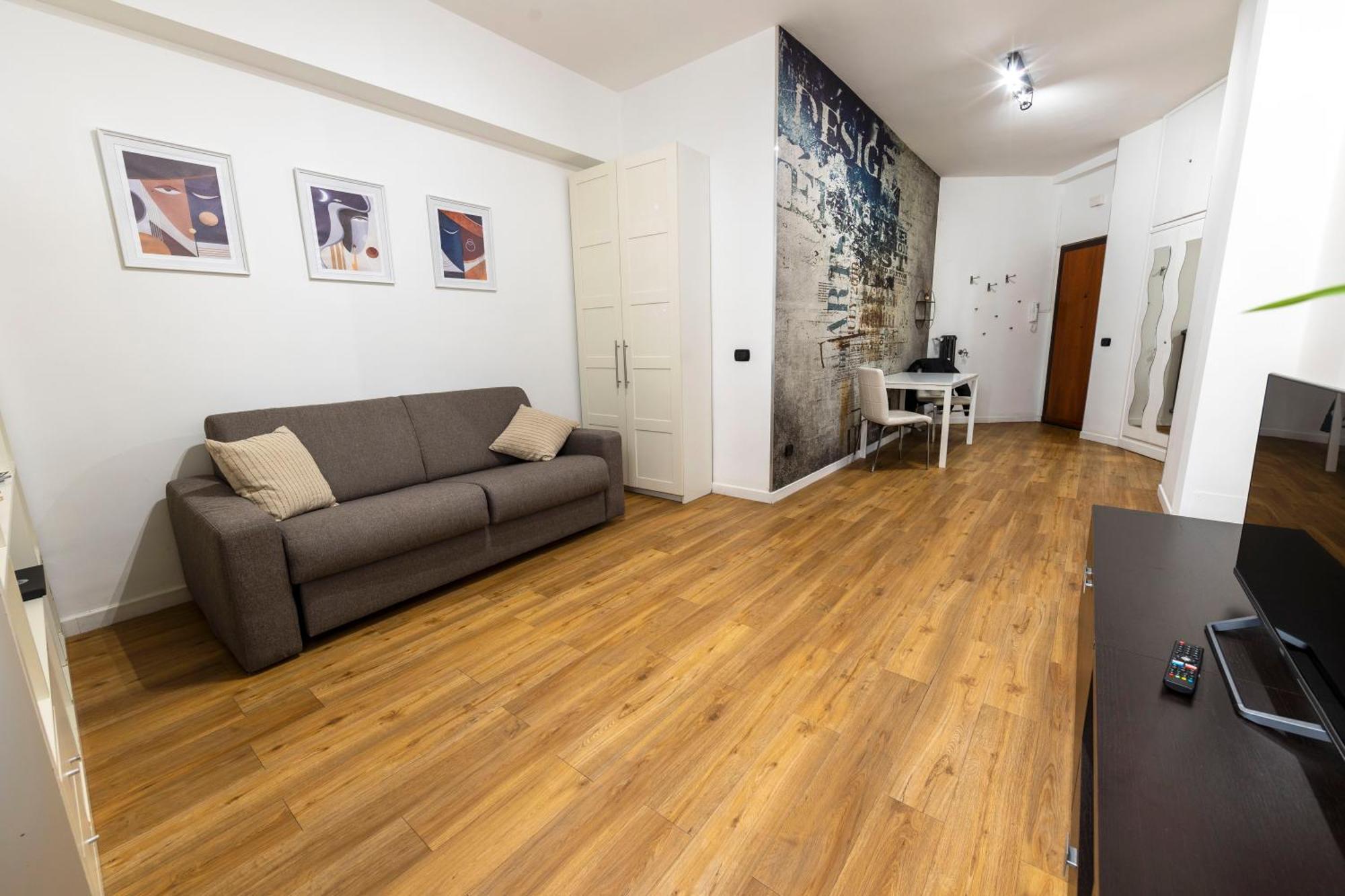 Liu Tiburtina In Appartamento *
